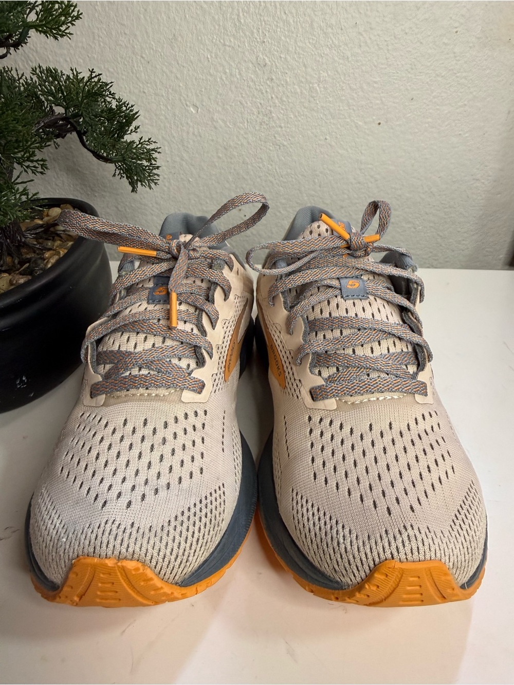 Brooks Anthem 5 Women size 6.5 Athletic in Cream with Orange and Gray Accents - Picture 2 of 8